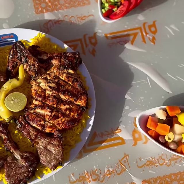 صينية مشويات وأرز أصفر وسلطة