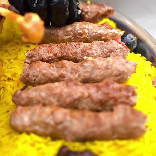 كفتة مشوية على أرز أصفر