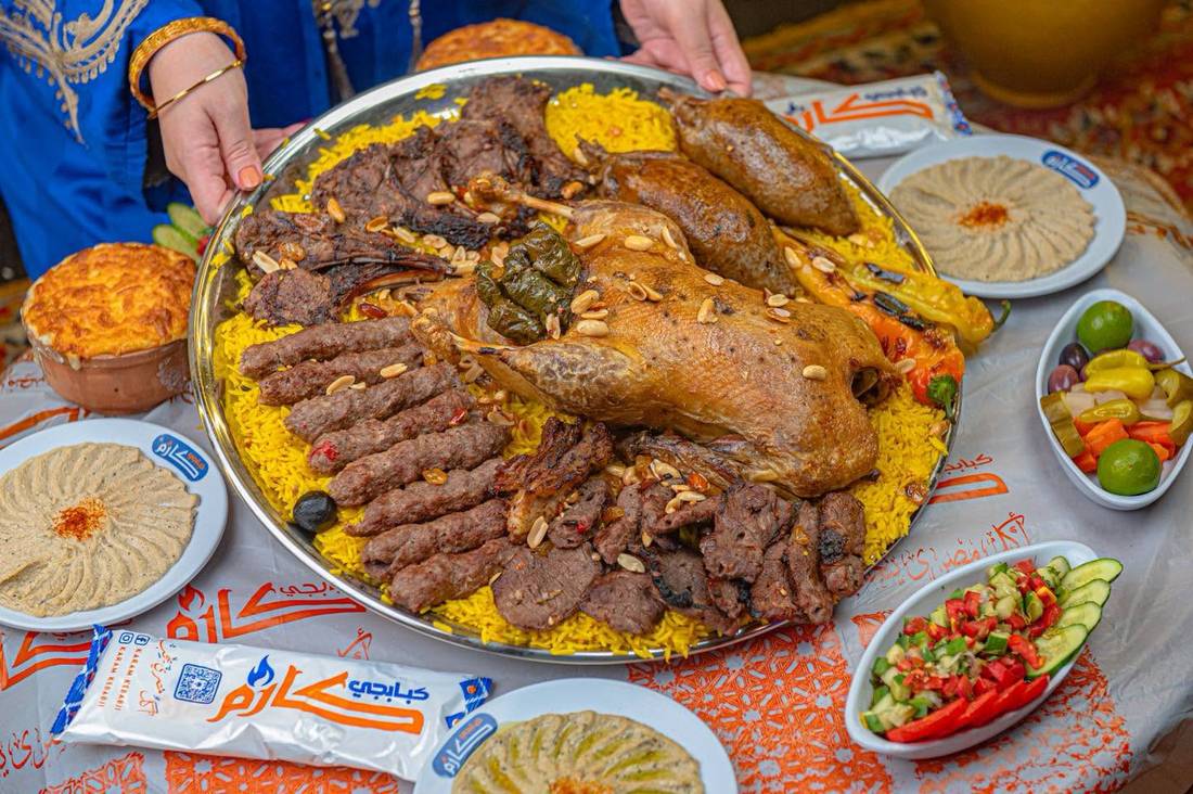 صينية مشاوي كبيرة مع أرز ومقبلات وسلطات